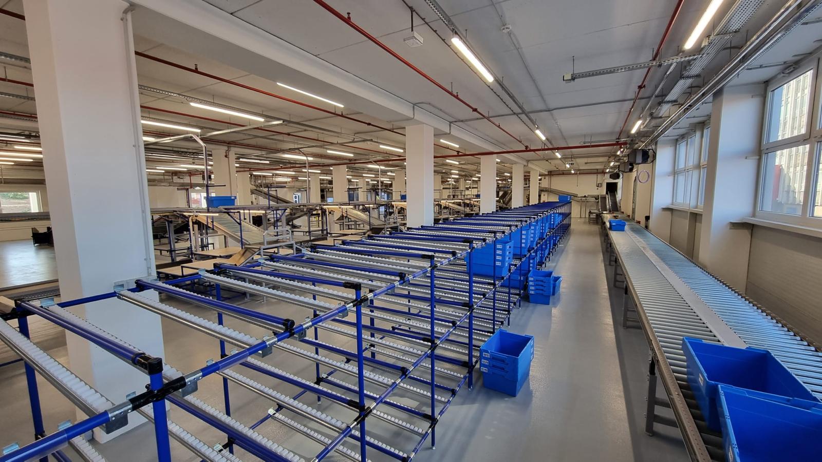Linea di produzione modulare ENPRAG con rulliere durante l'installazione in produzione
