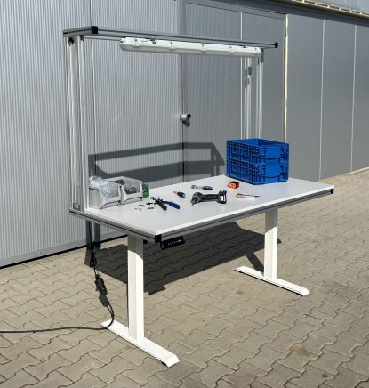 Tavolo regolabile elettricamente in altezza in profili di alluminio - 2