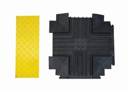 Intersezione del ponte via cavo con coperchio colorato