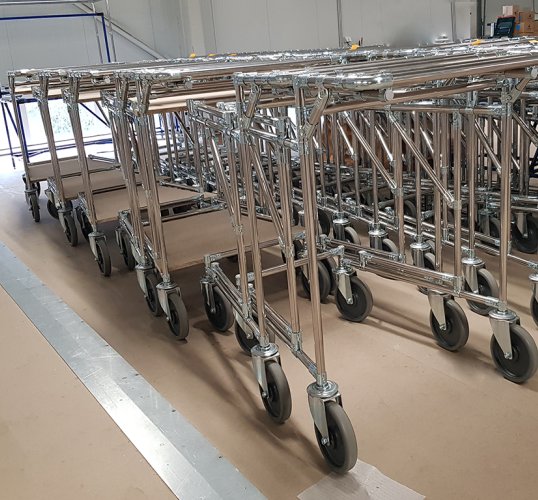 Carrelli impilabili per trasporto materiale.