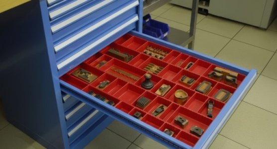 Divisione cassetti in plastica e metallo